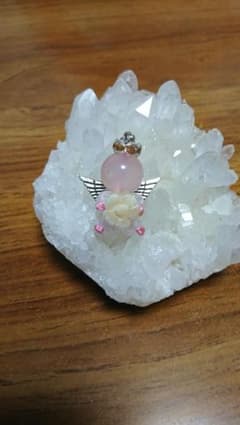 天然石で作った天使のチャームです。のサムネイル