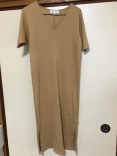 ベージュワンピースのサムネイル