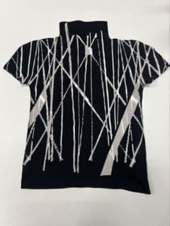 ISSEY MIYAKE 半袖トップス プリーツ加工 ホワイト✖️ブラック ISSEY MIYAKE プリーツ 半袖 トップス - メルカリ