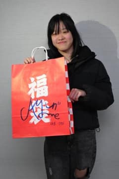 アユン・アヤメお宝私物2品とサンタ衣装とサイン入り紙袋のサムネイル