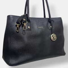 極美品 フルラ リンダ トートバッグ 2way 自立 レザー 黒 チャーム付き