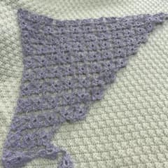 【ハンドメイド】ラメ入り毛糸の三角ストール　バブーシュカのサムネイル