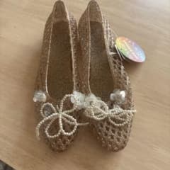 Glittery, pearl-like flat sandals in gold, inspired by HeavenlyJelly.