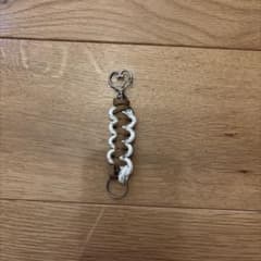 ブラウンとホワイトの編み込みキーホルダーのサムネイル
