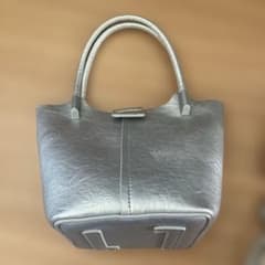 美品★シルバー キューブバッグのサムネイル