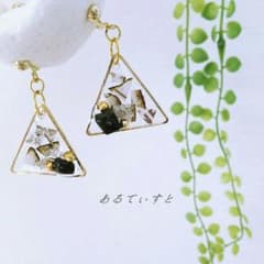 【専用出品】英字新聞ピアス①〜焦げ目加工〜のサムネイル