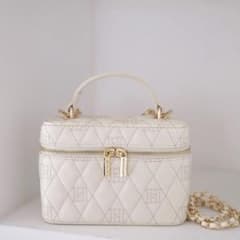 Herlipto Monogram Quilted Vanity Bagのサムネイル