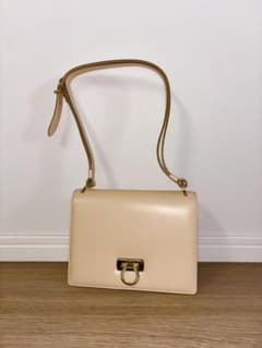 連休限定最終値下⭐︎フェラガモFERRAGAMO極美品ガンチーニレザーバッグのサムネイル