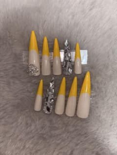 イエローフレンチ ギャルネイルのサムネイル