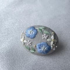 ネモフィラの刺繍くるみボタンブローチ｜手刺繍｜オーバルのサムネイル