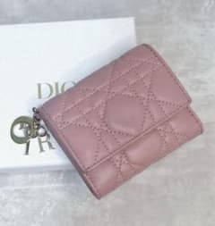 Lady Dior カナージュ ラムスキン 三つ折り 財布 チャーム ピンク 日本限定色✨Lady Dior カナージュ ラムスキン 三つ折り 財布 ピンク