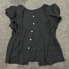 黒いフリル袖ボタンシャツのサムネイル