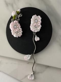 桜ひらひら舞うピアス×イヤーカフ　(桜ホワイト)のサムネイル