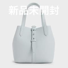 CHARLES & KEITH ベリル リサイクルレザーバケツバッグ ブルー - メルカリ