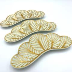 【在庫4】【新品】【大人気】有田焼幸楽窯　錦白金松葉形銘々皿　縁起物 新品】【大人気】有田焼幸楽窯 錦白金松葉形前菜皿3枚セット 縁起物
