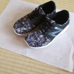 ニューバランス　スニーカーのサムネイル