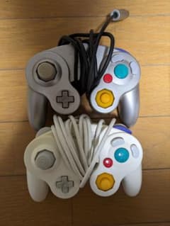 ニンテンドーゲームキューブコントローラ　2つセットのサムネイル
