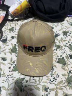 FREQ 総柄ロゴ ベースボールキャップ ベージュ急ぎ値下げ⭕️のサムネイル