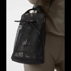 alo yoga シースルー　クロスボディーバッグ　ブラック alo yoga シースルー クロスボディーバッグ ブラック - メルカリ