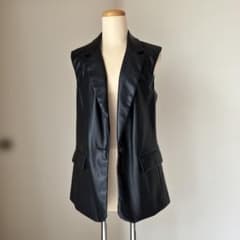 黒の合成皮革ノースリーブベストのサムネイル
