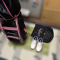 女性用のゴルフバックとゴルフシューズのサムネイル