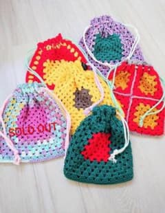 ★セール★【ハンドメイド】カラフルなグラニースクエア巾着袋のサムネイル