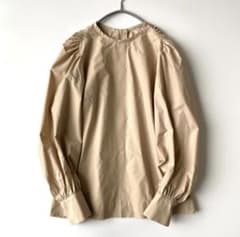 美品⭐︎ザシンゾーン 長袖ブラウス 肩ギャザー ノーカラー シャツベージュ 34のサムネイル