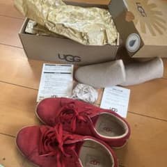 UGG 赤 スエード スニーカー 中古 24.5のサムネイル