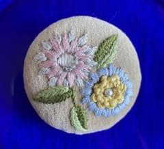 花刺繍ブローチのサムネイル