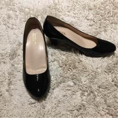 再度値下げしました❣️美品❤エナメル黒パンプスのサムネイル