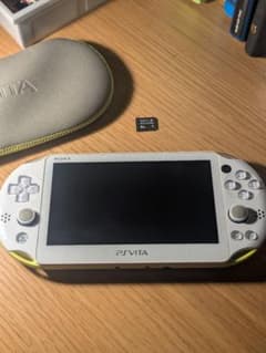PlayStation Vita 本体 ライムグリーン/ホワイト メモカ+ケースのサムネイル