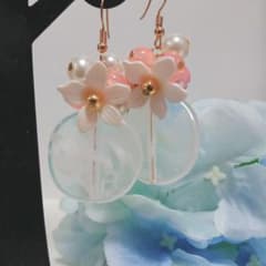 ひらひらお花パール ピアスのサムネイル
