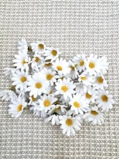 人工花 デイジー 花びら 約50個セット 白 黄色 撮影小物 ハンドメイド素材のサムネイル