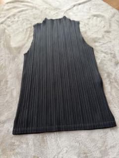 PLEATS PLEASE ノースリーブトップス ブラックのサムネイル