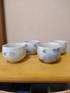 有田焼秀彩湯飲み 4客セット 浮き彫り 花柄のサムネイル