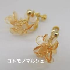 【値下げしました】コトモノマルシェ フラワーイヤリングのサムネイル