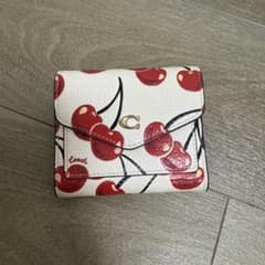 COACH 三つ折り財布 チェリー柄 ホワイト - メルカリ
