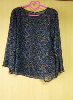 UNIQLO黒小花柄シースルートップスのサムネイル