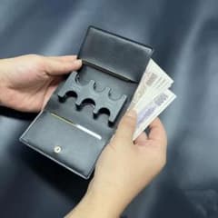 レザー三つ折り財布　コインホルダー付きのサムネイル
