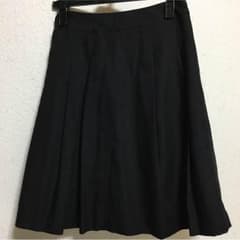 ナチュラルビューティベーシック 黒スカートのサムネイル