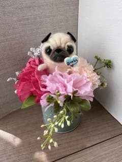 ありがとう　羊毛フェルト パグ　ハンドメイド　花のアレンジメントのサムネイル