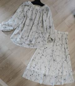 白の花柄　ロングスカート、ブラウスセットアップ　入園式 入学式、カジュアル