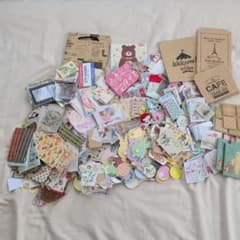 コラージュ素材　ラベル　タグ　クラフトパーツ等々　大量　まとめ売りのサムネイル