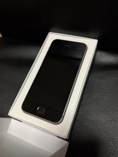 iPhone SE 64GB SIMフリーのサムネイル