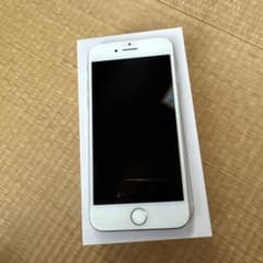 Apple iPhone 8 シルバー 本体のサムネイル