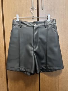 Honeys フェイクレザー ショートパンツ ブラック Mサイズのサムネイル