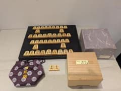 将棋駒 彫駒 竹風作 御蔵島産本黄楊 特上彫 関根名人書 余駒 歩兵2個 中古品のサムネイル