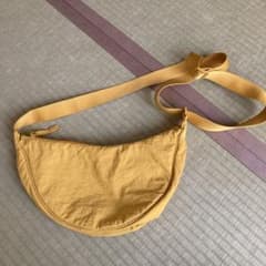 ユニクロ　イエロー ハーフムーン型 ショルダーバッグ