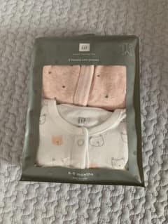 新品　ベビーgap　足つきロンパース　2枚組のサムネイル