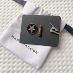 MARCJACOBSピンバッジ非売品のサムネイル
